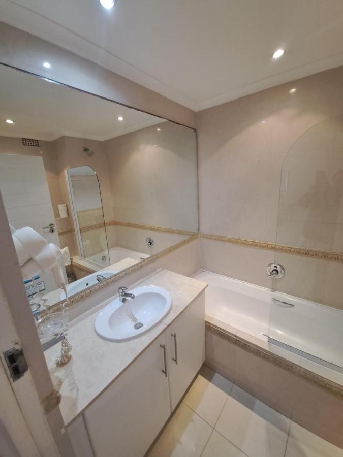 3 Bedroom Sea Facing Family Apartment Cape Town Moullie Point Exterior photo